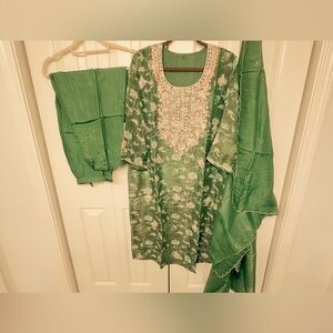 Green Embroidered Kurta bottom and Dupatta in crepe fabric size 23”